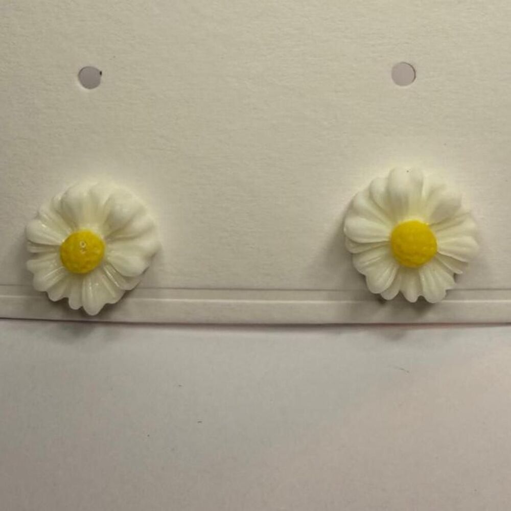 White Daisy Flower Stud Earrings Yellow Center Cottagecore NWT - Picture 4 of 4